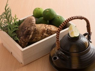旬を意識し、天然魚や天草大王など質の高い食材を仕入れ
