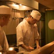 食材のおいしさを引き立てた料理をお出しして、心に残る一品になるよう旬ぎく流のこだわりをプラス。お客様がゆったりした気分で過ごしていただけるような温かみのある接客を心がけています。