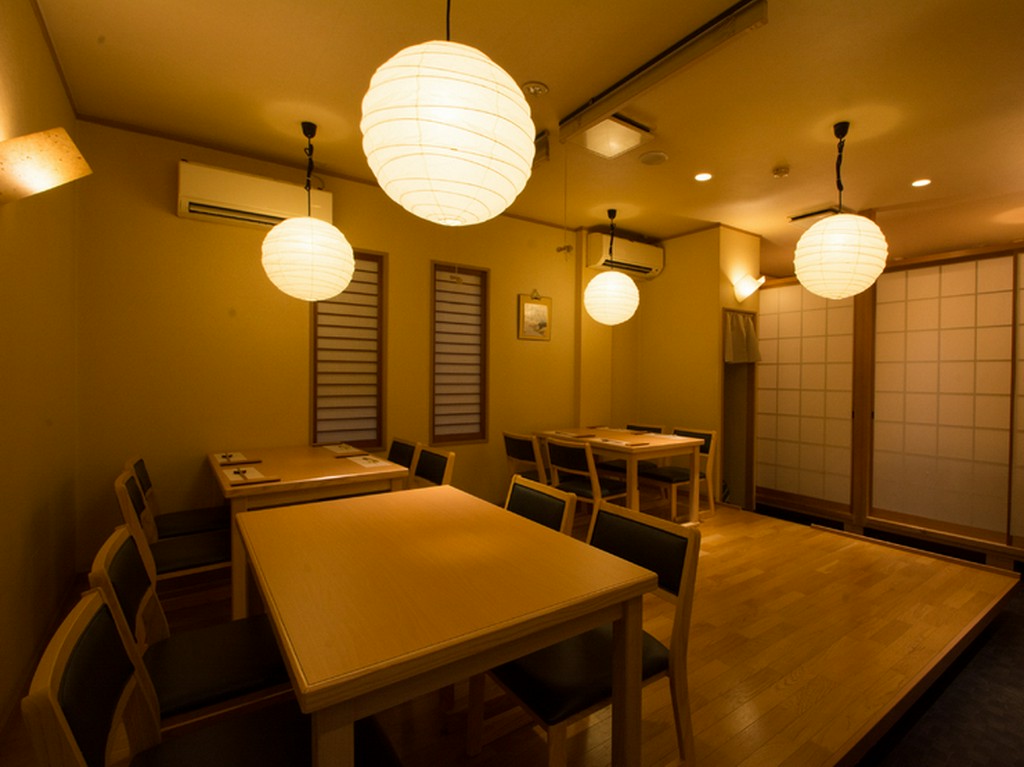 ゆっくりと食を味わっていただける清潔感のある白木づくりのお店