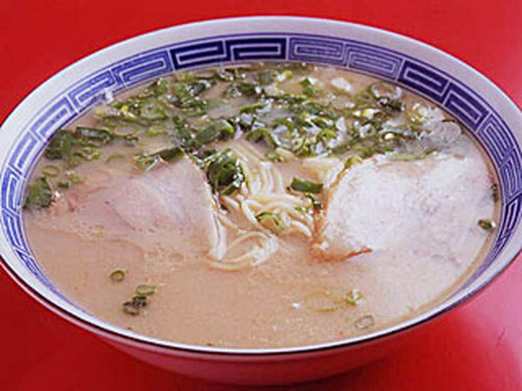 とんこつ本来の旨み際立つ「ラーメン」500円。