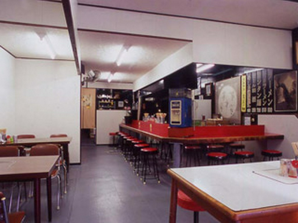 客の賑わいが映える広々とした店内。