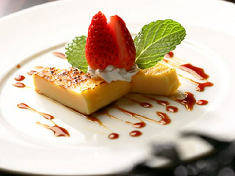 お酒とも相性がいいスウィーツも豊富。カタラーナ600円