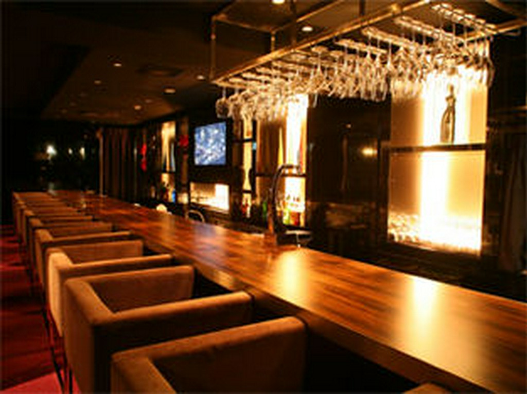 バースペースでハウスを聴きながらサプリメントカクテルなどを