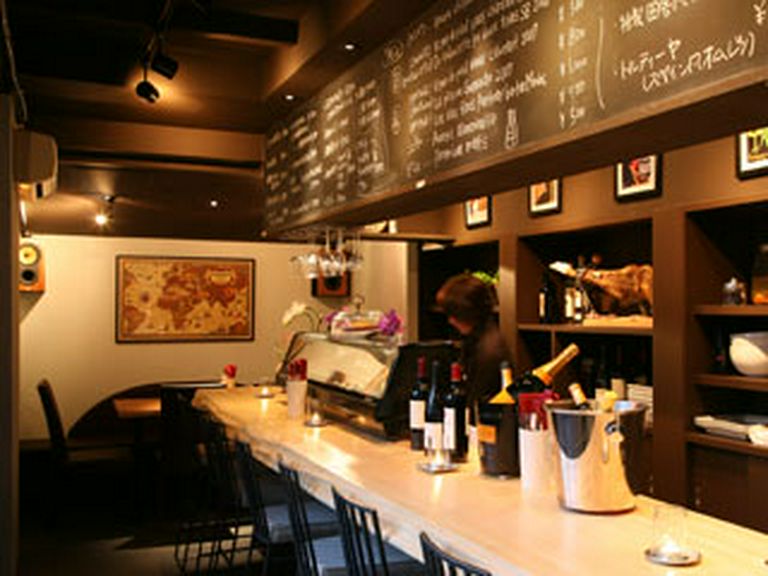 ヨーロッパのラウンジミュージックが流れる落ち着ける店内