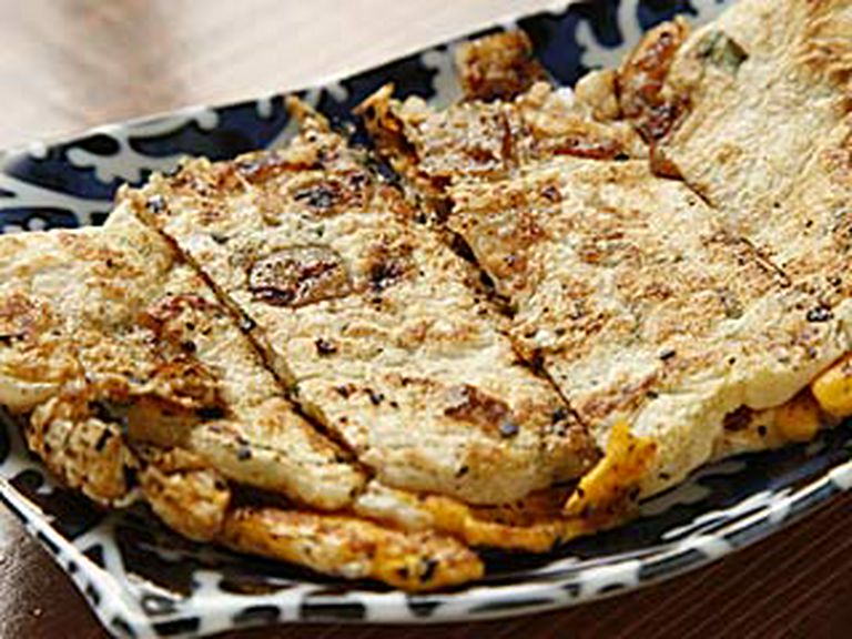 イカ焼を鶏焼きバージョンにアレンジ。伝説のペタ焼1枚180円