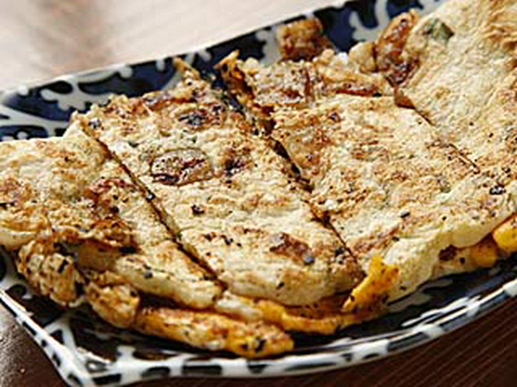 イカ焼を鶏焼きバージョンにアレンジ。伝説のペタ焼1枚180円