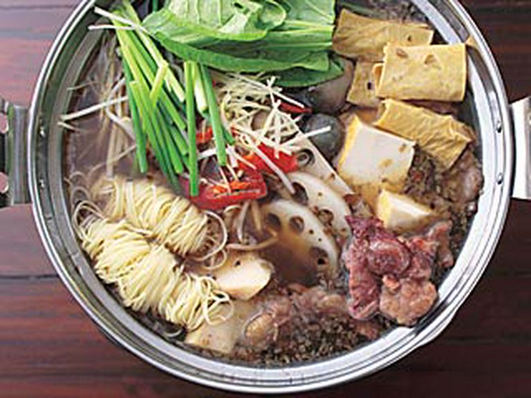 牛スジ入り薬膳鍋1人前1575円〜、二人前からオーダー可