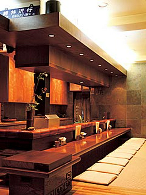 ぬくもりのある和風カウンターには長火鉢が