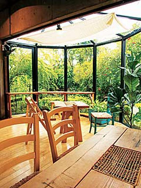 大きなガラス張りの窓からは光りが差し込む