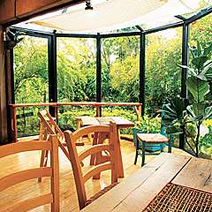 大きなガラス張りの窓からは光りが差し込む