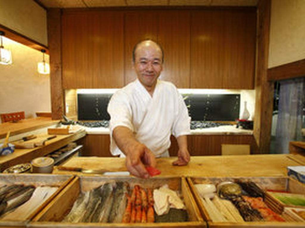 「お客様との距離を近づけるため」ガラスケースを取り払った