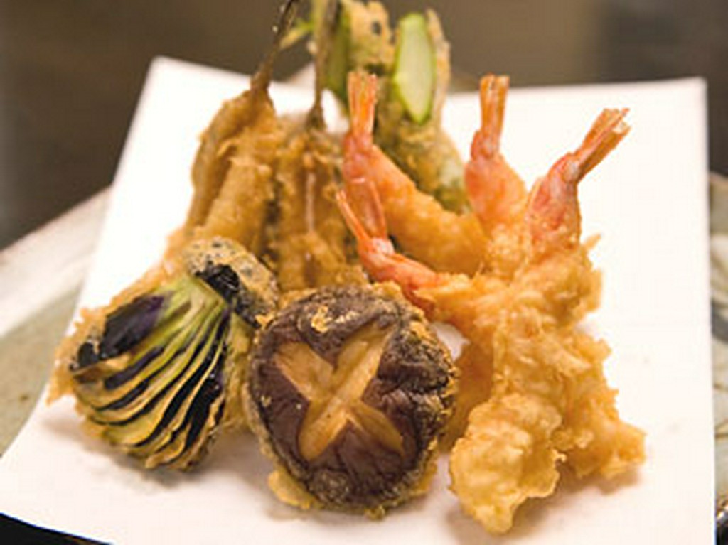 いけすから取り出したばかりの車エビや、旬の野菜を提供