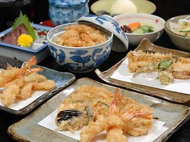 天ぷらの他、刺身なども付いた充実宴会コース（要予約、5000円）