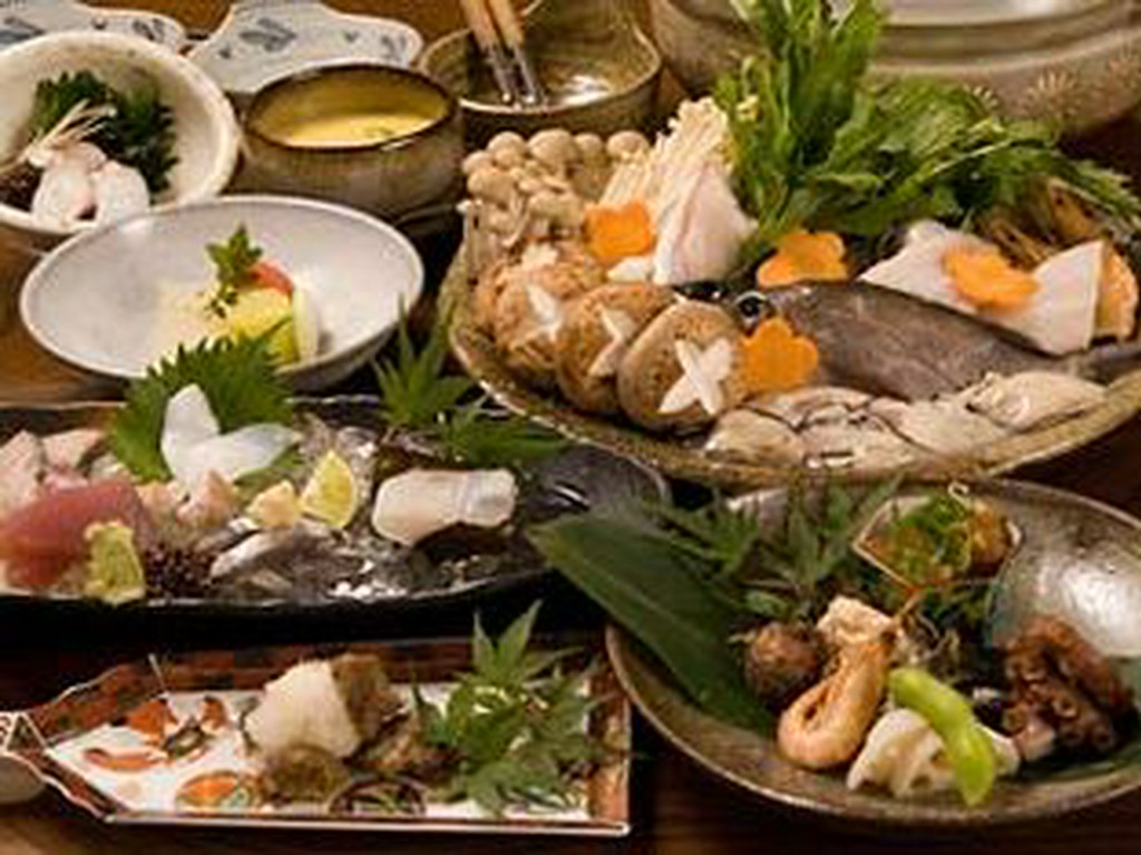 カニ、カワハギなど海の幸がいっぱいの鍋コース（4200円）