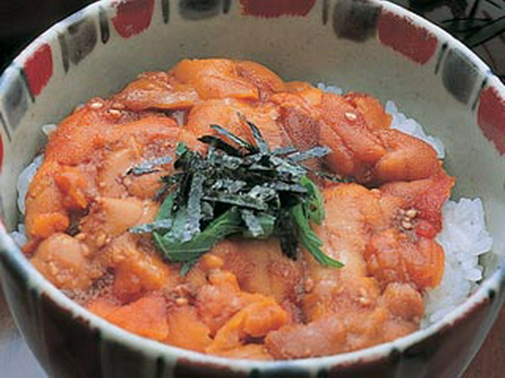 山口県周防大島産の赤ウニを使用したウニ飯（1600円）