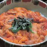 山口県周防大島産の赤ウニを使用したウニ飯（1600円）