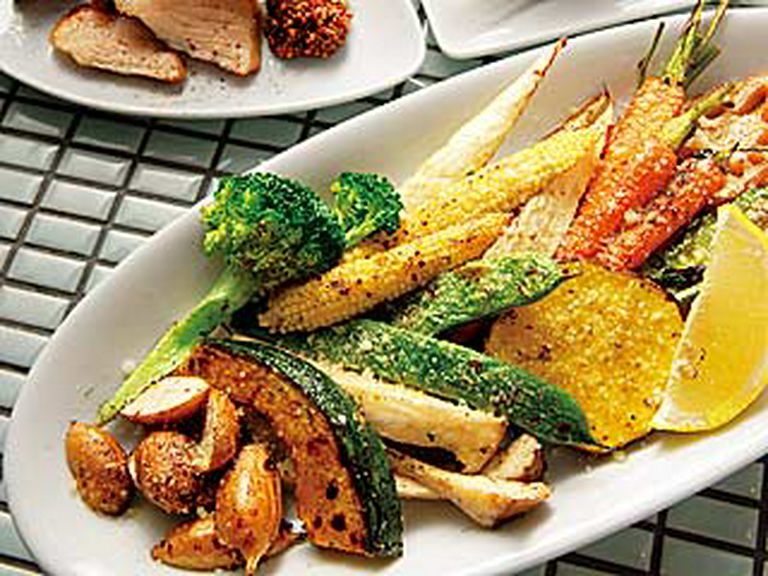 季節の野菜は粉チーズで。1品380円