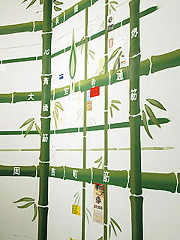 壁には竹を通りに見立てたミナミの地図が