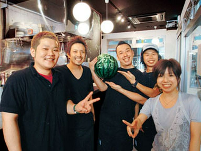 店主とその脇をガッチリ固めた個性派スタッフの笑顔もいい味