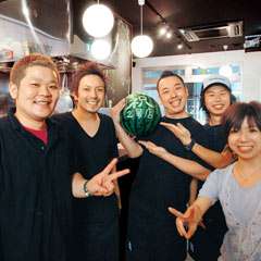 店主とその脇をガッチリ固めた個性派スタッフの笑顔もいい味