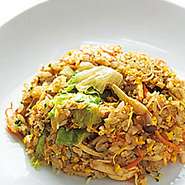 具沢山な野菜が、歯ごたえをプラス！　かにチャーハン1200円
