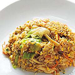 具沢山な野菜が、歯ごたえをプラス！　かにチャーハン1200円