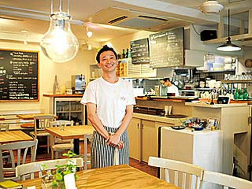 店内で調味料やせいろが買え、金曜日には有機野菜も登場！