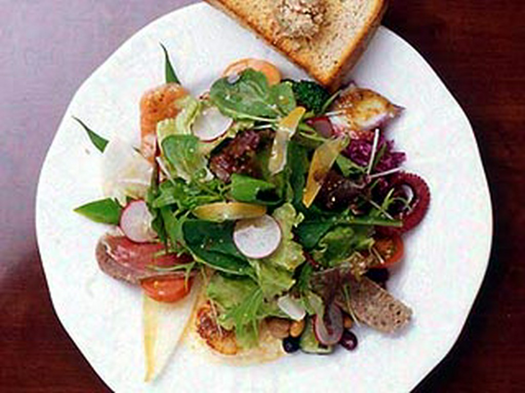 野菜の下に隠された魚介類や肉類を見つけるのは、とても楽しい