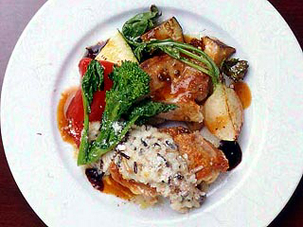 2種類の肉料理が盛り付けられたメインはボリューム満点