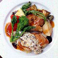 2種類の肉料理が盛り付けられたメインはボリューム満点