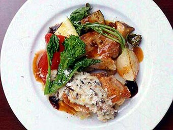 2種類の肉料理が盛り付けられたメインはボリューム満点