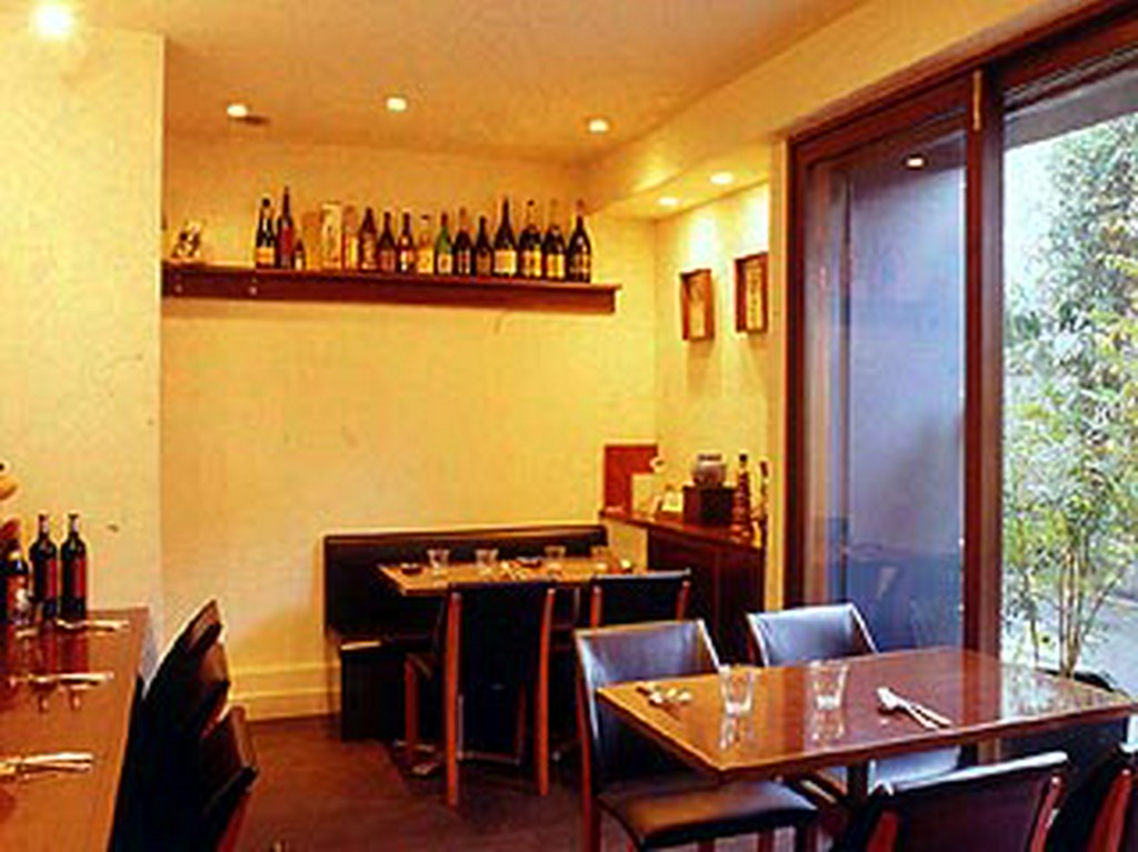 こぢんまりとした店内は12席のみ。予約必須