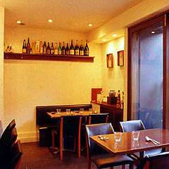 こぢんまりとした店内は12席のみ。予約必須