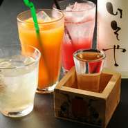 京都伏見の水はミネラル分をほどよく含み、日本酒をまろやかなに仕上げるのが特徴です。「灘の男酒、伏見の女酒」といわれる京都・近畿圏の酒を常時7種類以上そろえています。