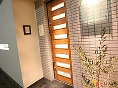 白を基調にしたモダンな造りの外観