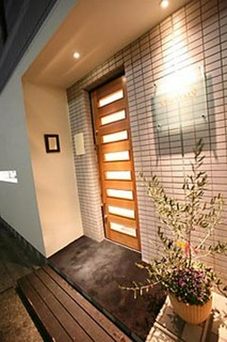 白を基調にしたモダンな造りの外観