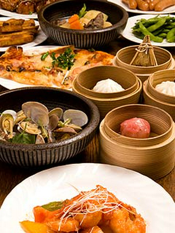 家庭的な味付けの肉じゃがやセイロに入った中華チマキなど