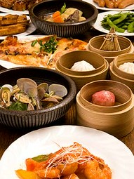 家庭的な味付けの肉じゃがやセイロに入った中華チマキなど