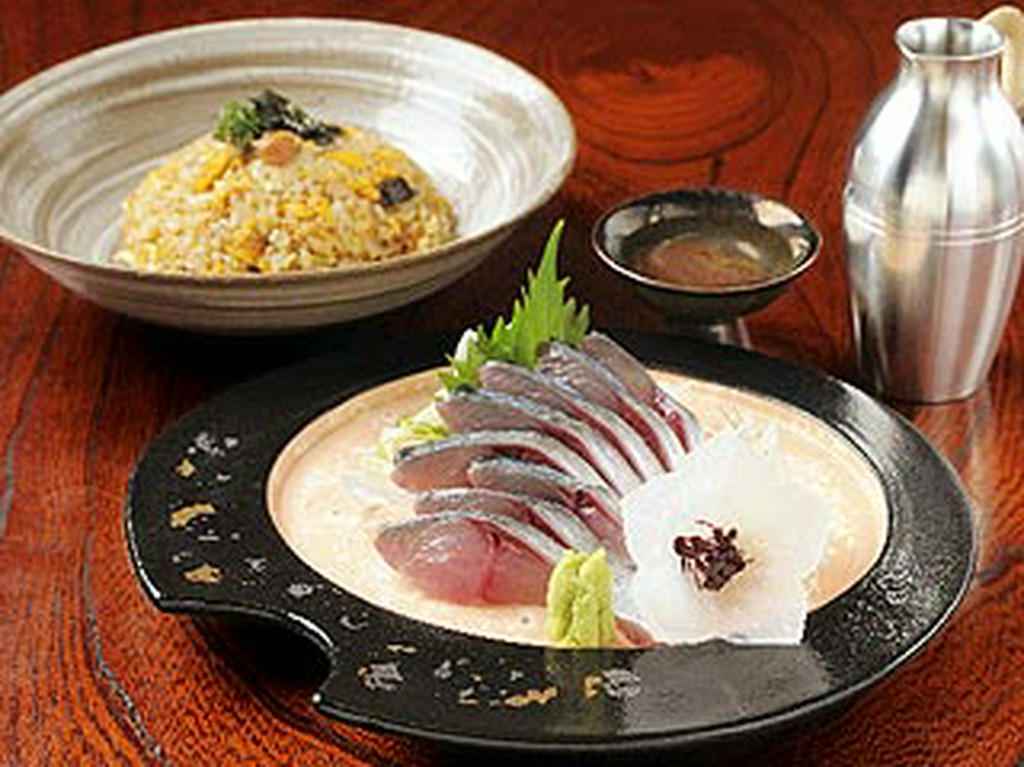 開店直前まで泳いでいたことから命名された　「泳ぎサバ刺」