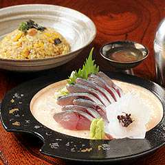 開店直前まで泳いでいたことから命名された　「泳ぎサバ刺」