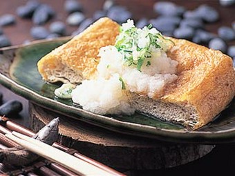  表面をカリッと焼いた油揚げは、大根おろしと醤油が好相性