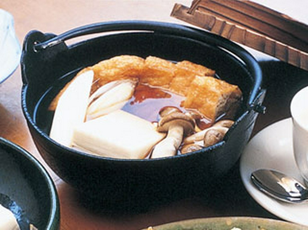  自慢の豆腐と油揚げを一度に楽しめる鍋料理も堪能できます
