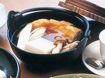  自慢の豆腐と油揚げを一度に楽しめる鍋料理も堪能できます