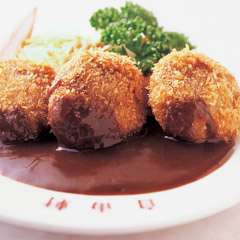 肉汁タップリミンチカツもおすすめ。デミソースが美味