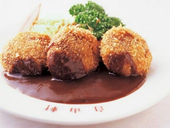 肉汁タップリミンチカツもおすすめ。デミソースが美味