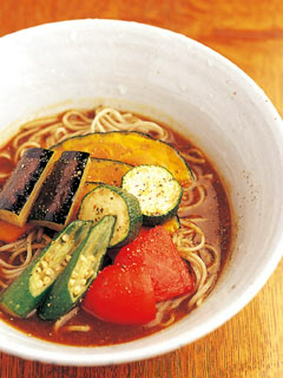 冷やしカレー蕎麦1300円は夏野菜たっぷり