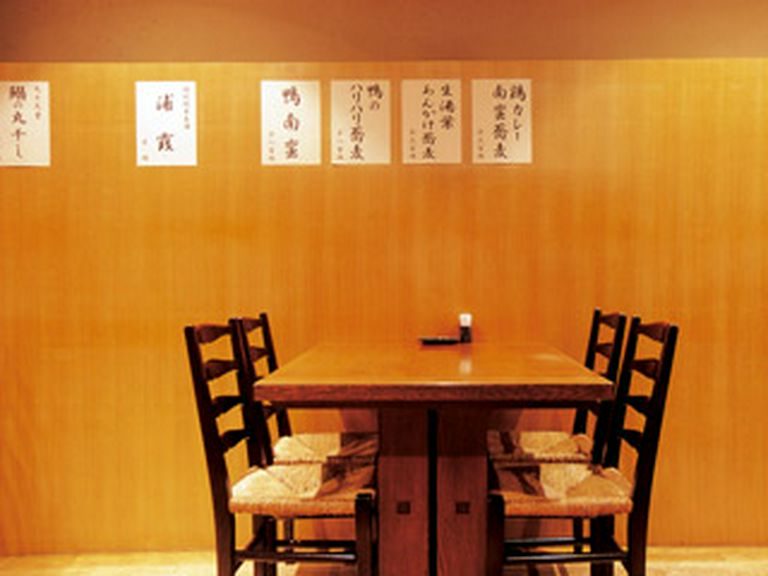 こじんまりかつモダンな店内は落ち着いた空間に