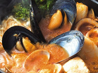 一例。「石巻鍋」の残ったスープは+300円でチーズリゾットに