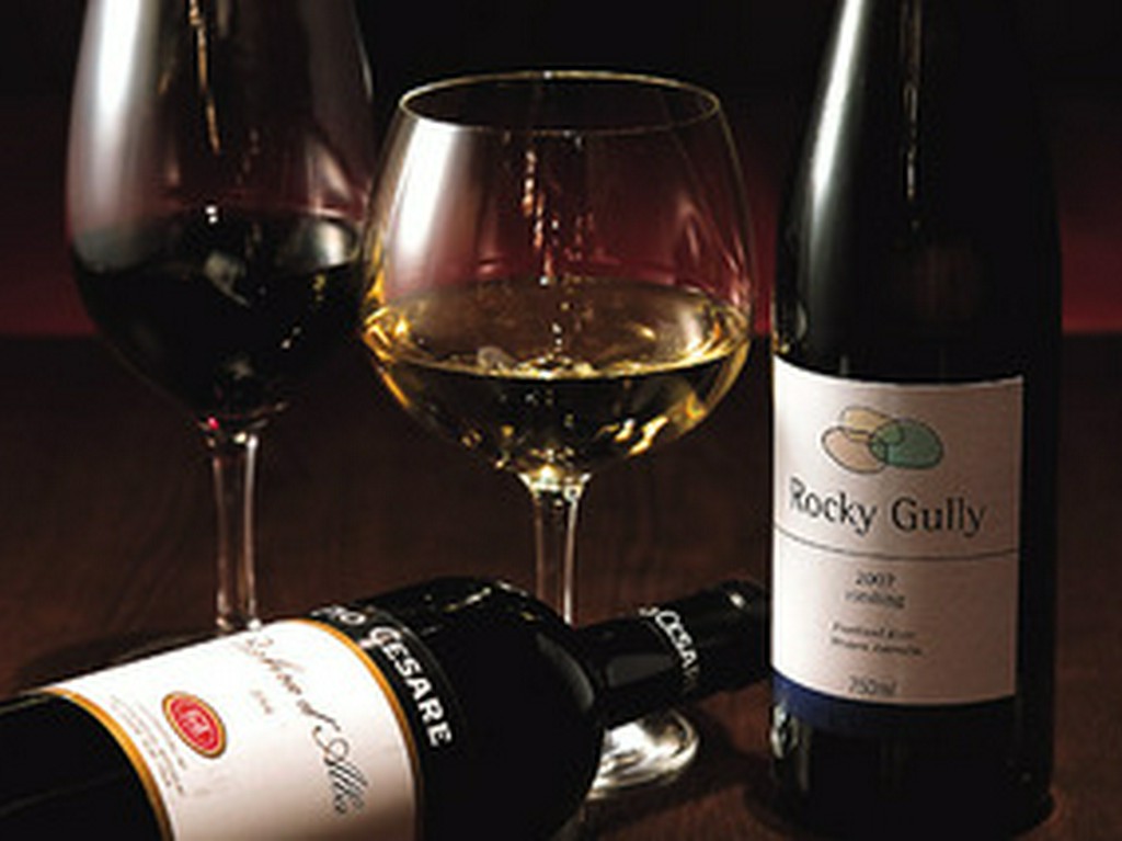 月替りワインは赤白一種ずつ700円～。毎日通いたくなるセレクト