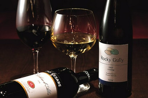 月替りワインは赤白一種ずつ700円～。毎日通いたくなるセレクト